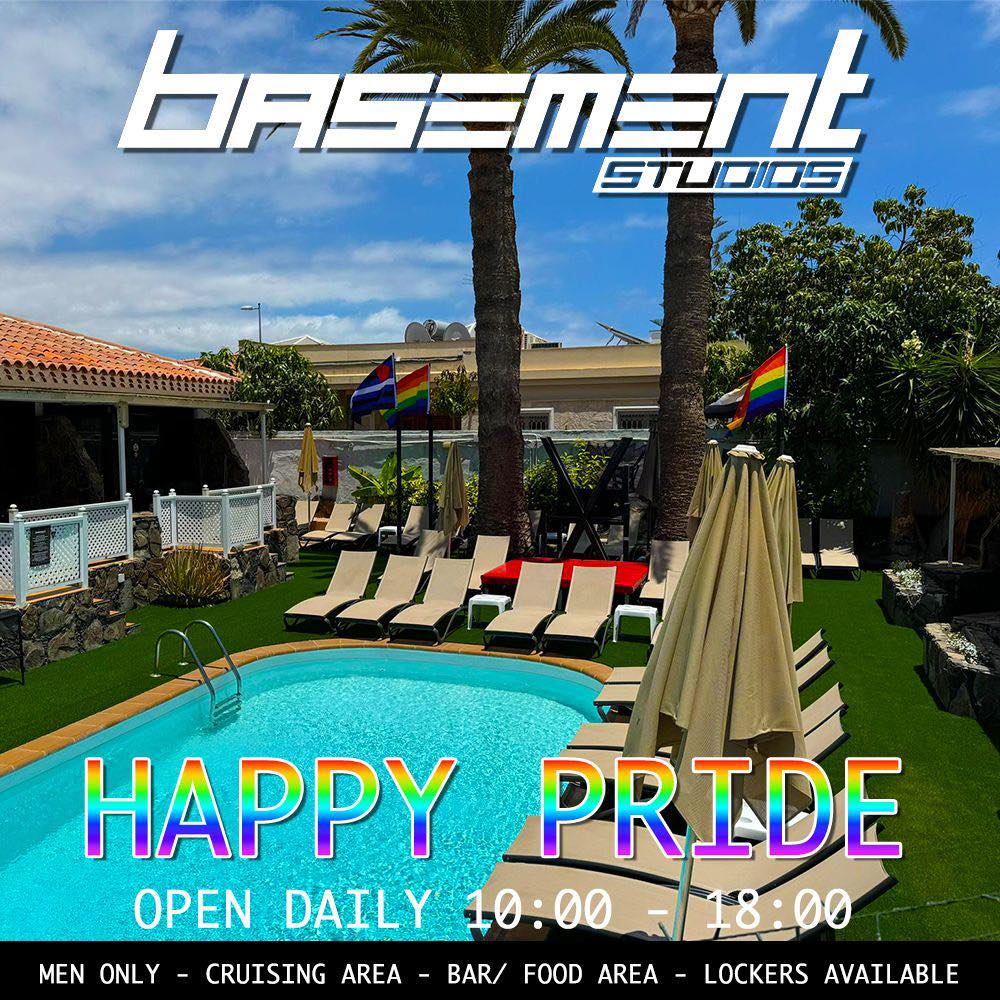 Zona BBQ y piscina de Basement Studios